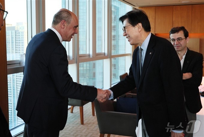 띠에리샤벳 르노그룹 생산·품질 총괄 부회장과 박형준 부산시장이 25일 오전 파크하얏트 부산호텔에서 인사를 나누고 있다(부산시청 제공. 재판매 및 DB 금지)