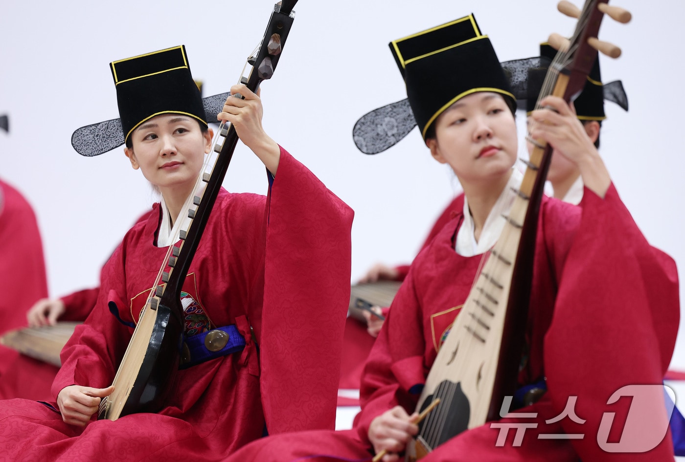 25일 서울 서초구 국립국악원에서 열린 2025 정악단 정기공연 '행악과 보허자 - 하늘과 땅의 걸음' 제작발표회에서 취타 공연이 펼쳐지고 있다. 2025.2.25/뉴스1 ⓒ News1 김성진 기자