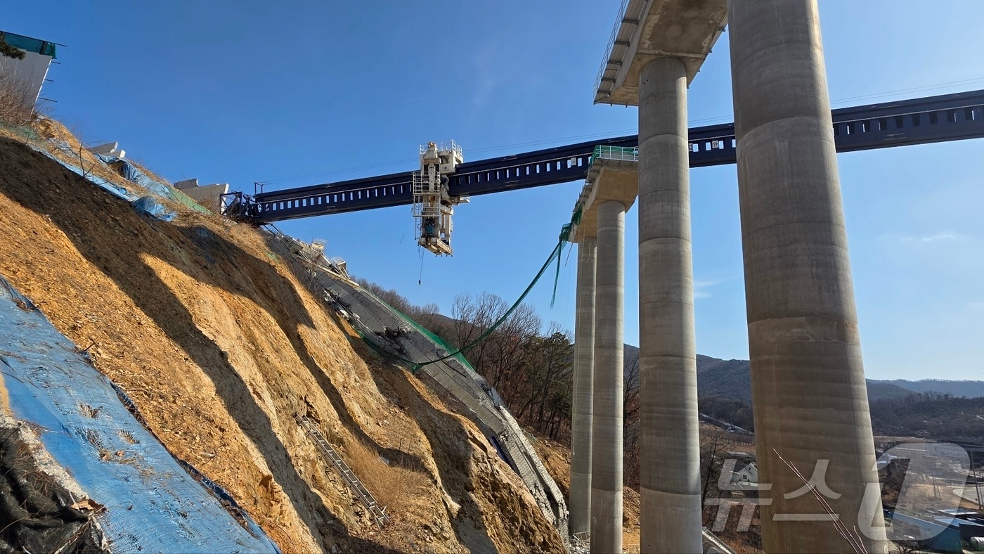 25일 오전 9시 49분께 경기 안성시 서북구 입장면 도림리의 서울세종고속도로 공사 현장에서 교각 위 구조물이 붕괴되는 사고가 발생했다. 소방 당국은 이 사고로 작업자 수 명이 매몰된 것으로 보고 현장에서 구조작업을 벌이고 있다. 사진은 붕괴 현장 모습. 2025.2.25/뉴스1 ⓒ News1 이시우 기자