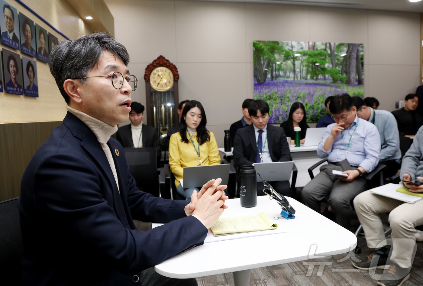 김완섭 환경부 장관이 25일 세종시 정부세종청사에서 열린 기자간담회에서 환경정책 및 현안을 설명하고 있다. 2025.2.25/뉴스1 ⓒ News1 김기남 기자