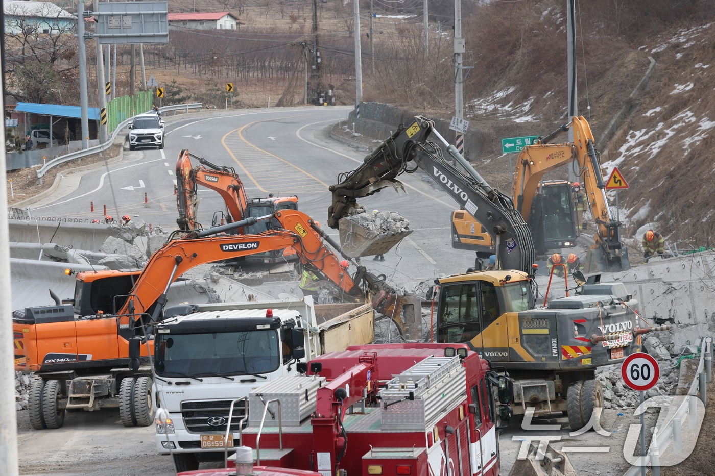 소방대원들이 25일 경기 안성시 서운면 산평리 서울세종고속도로 공사장 교량 붕괴 사고현장에서 구조작업을 펼치고 있다. 2025.2.25/뉴스1 ⓒ News1 김영운 기자