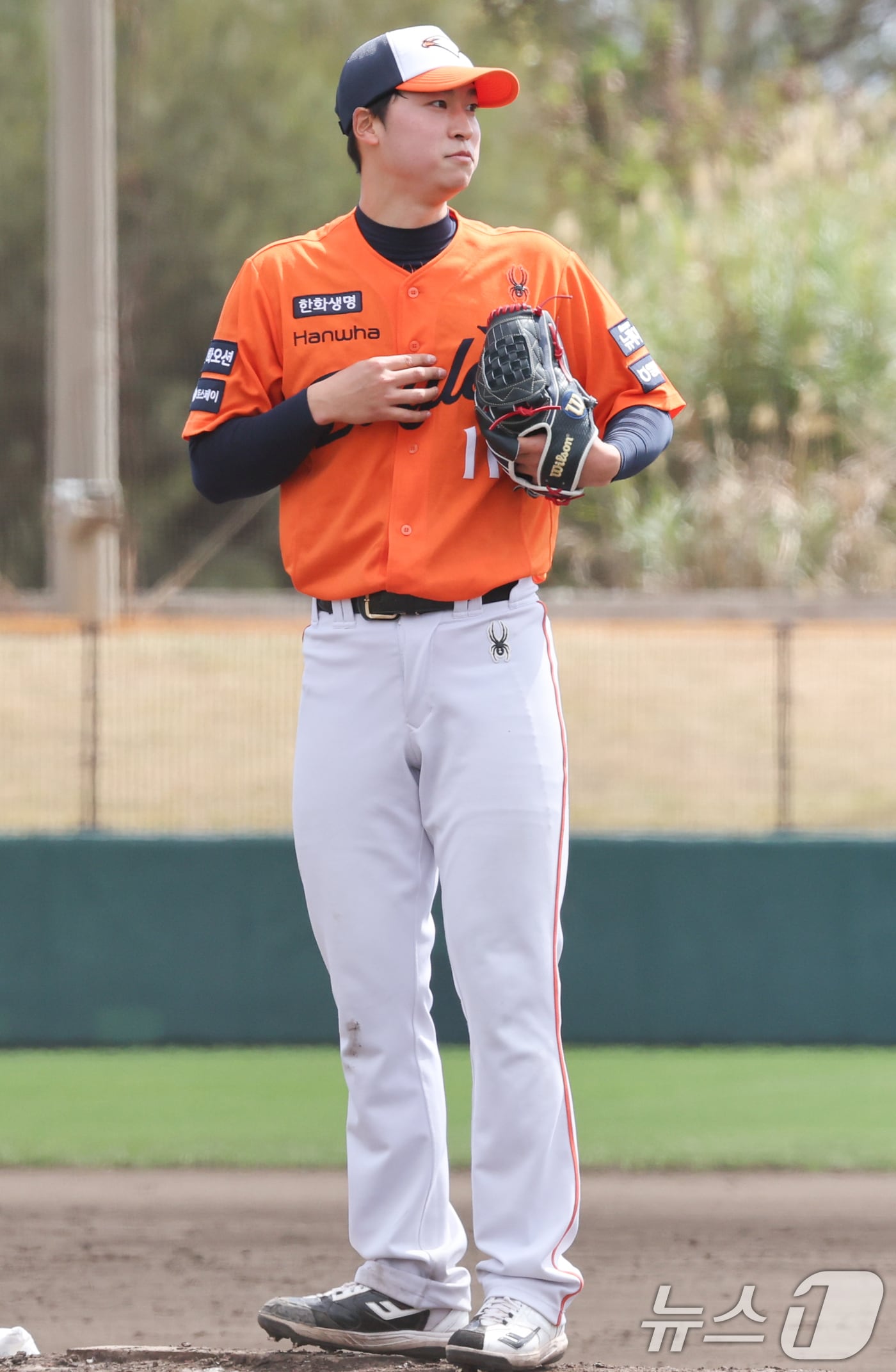 한화 엄상백이 25일 일본 오키나와 킨 야구장에서 열린 한화 이글스와 KIA 타이거즈 연습경기에 참석하고 있다. 2025.2.25/뉴스1 ⓒ News1 허경 기자