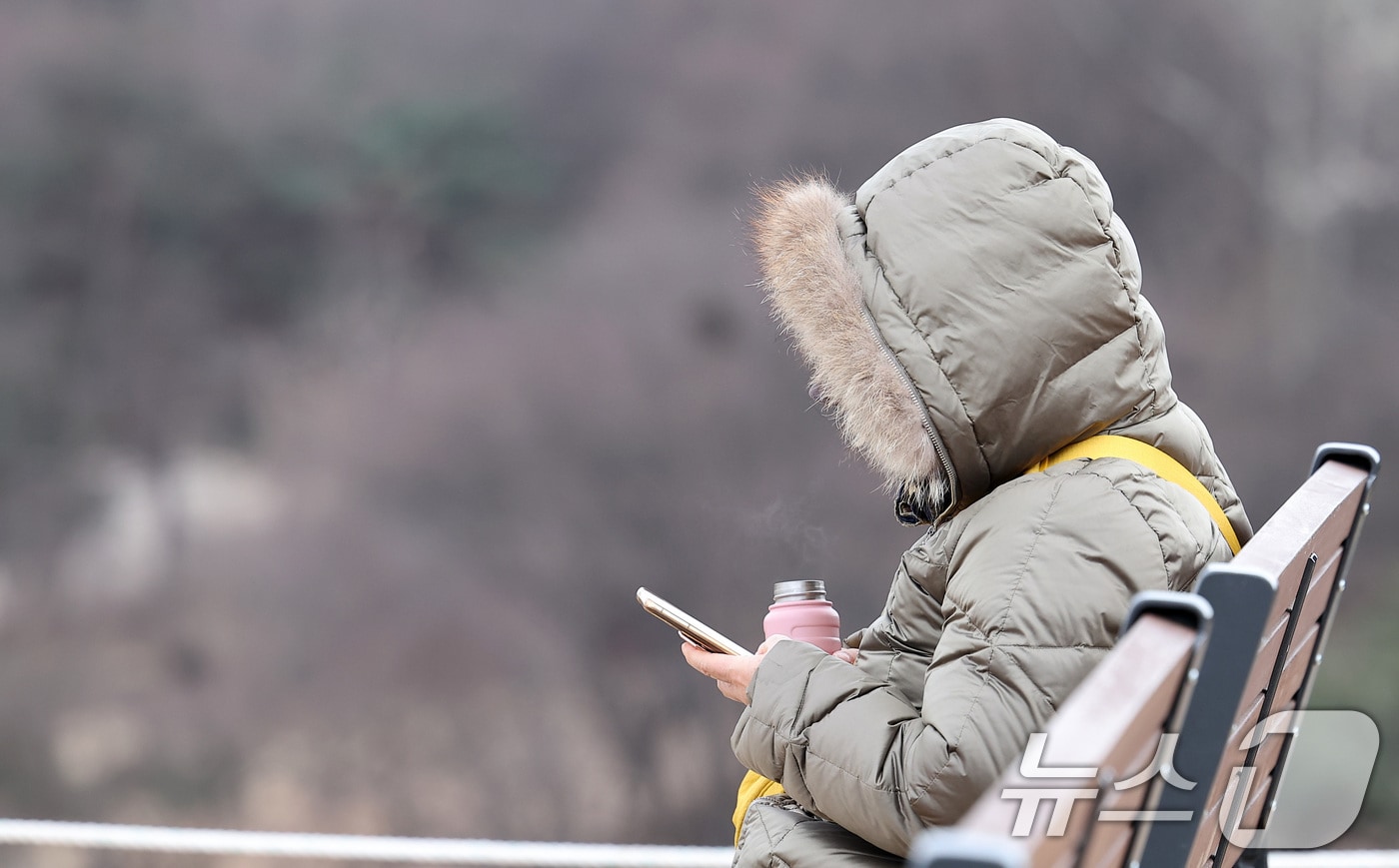 낮 최고기온이 11도까지 오르면서 포근한 날씨를 보인 25일 서울 송파구 올림픽공원에서 한 시민이 산책을 하고 있다. 2025.2.25/뉴스1 ⓒ News1 김성진 기자
