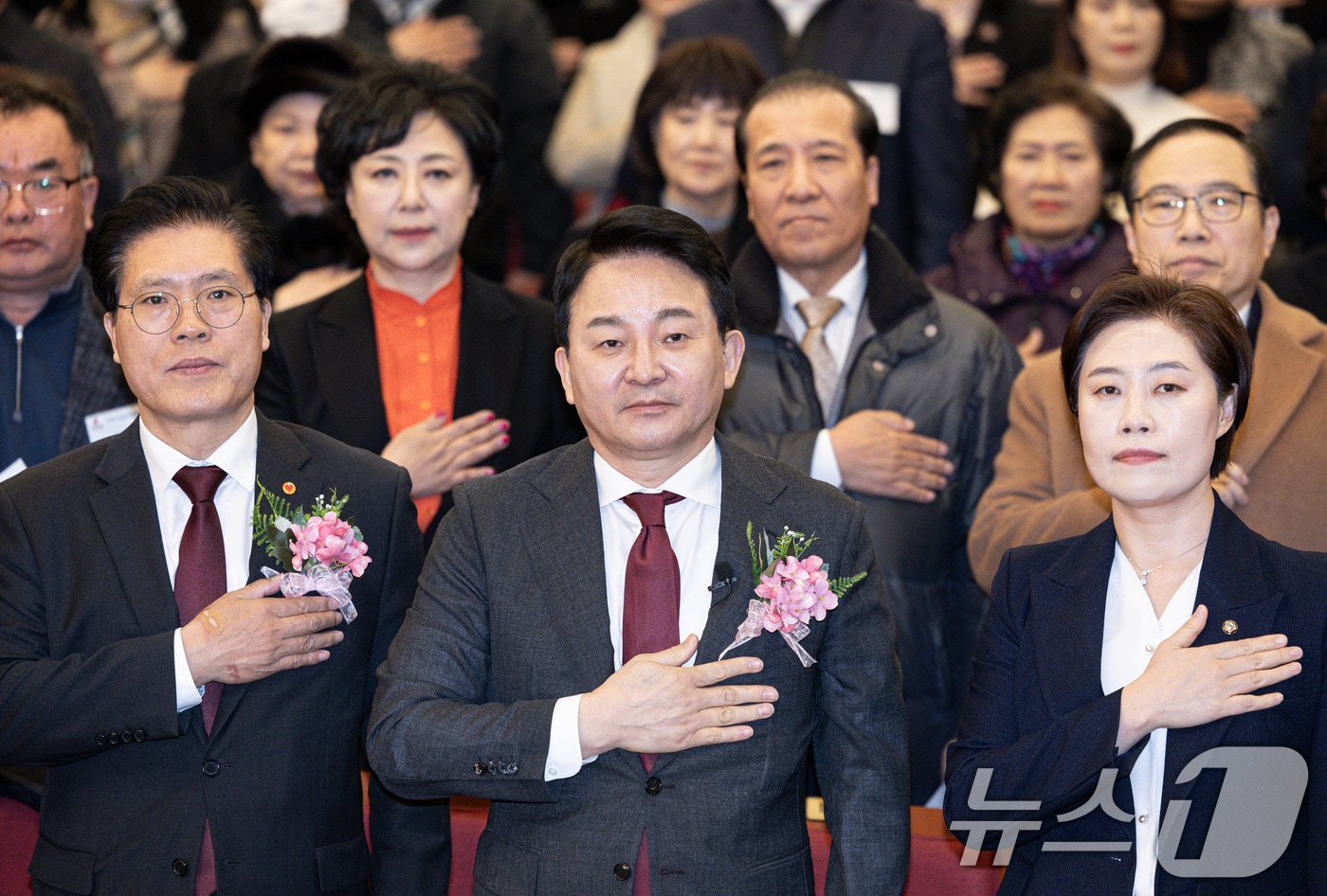 원희룡 전 국토교통부 장관이 25일 오전 서울 여의도 국회에서 열린 국민의힘 책임당원협의회 제5기 임원진 출범식 및 탄핵심판 공정촉구 결의대회에서 국민의례를 하고 있다. 2025.2.25/뉴스1 ⓒ News1 이재명 기자