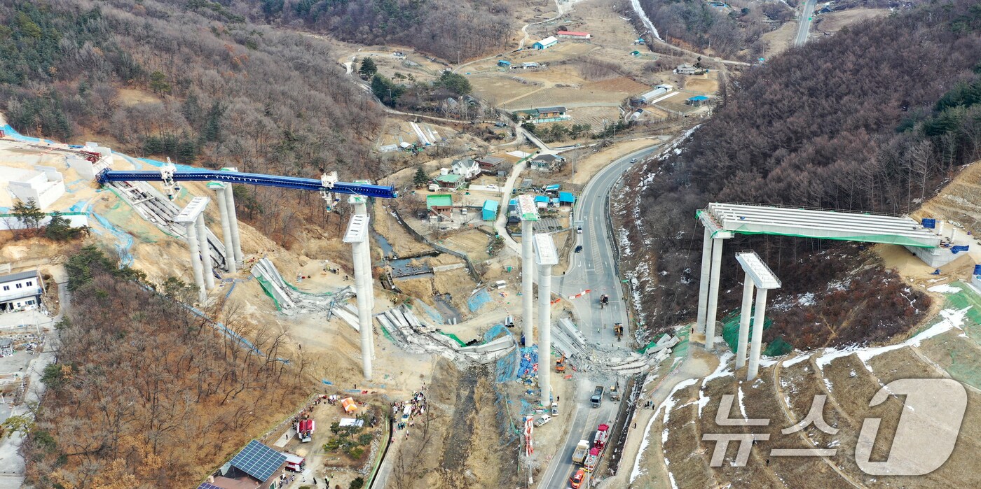 지난 2월 25일 오후 경기도 안성시 서운면 서울-세종고속도로 다리 건설현장에서 교량이 붕괴된 모습이 보이고 있다. /뉴스1