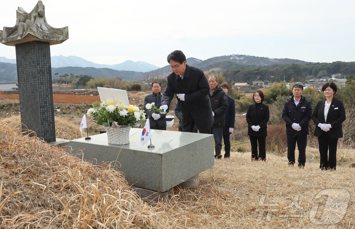  심덕섭 전북자치도 고창군수가 광복 80주년 및 제106주년 3·1절을 앞두고 25일 고창 출신 독립유공자인 노진룡·노병희 지사의 묘소를 참배했다.(고창군 제공. 재판매 및 DB금지)2025.2.25/뉴스1
