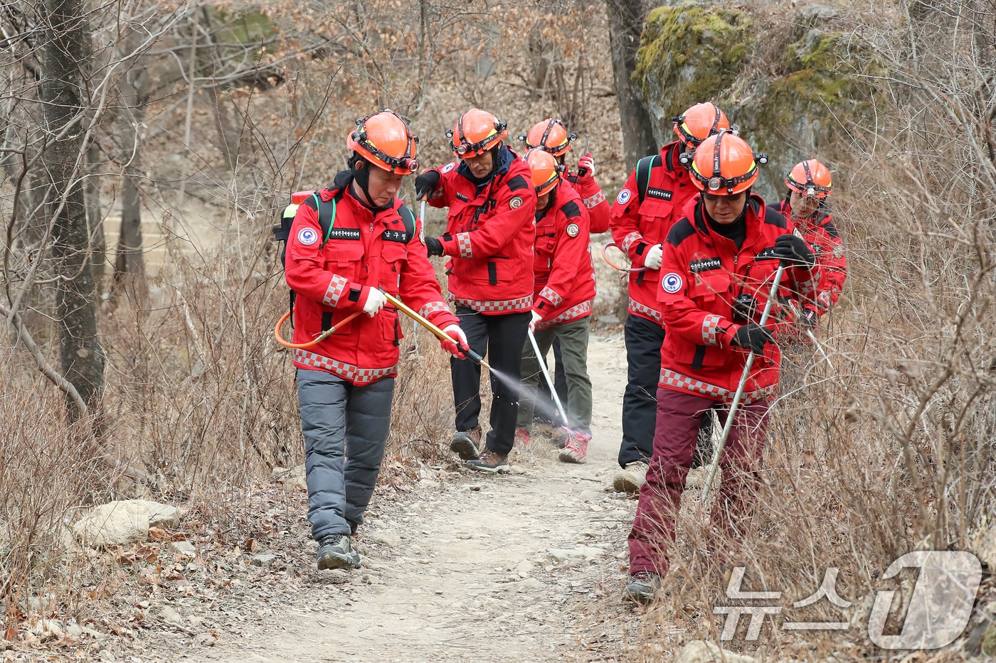 지난 2월25일 대구 남구 앞산 안지랑골 등산로에서 남구청 산불전문예방진화대원들이 산불 예방과 감시 활동을 벌이고 있다. 산림청은 최근 건조한 날씨 속에 산불이 자주 발생하자 전국 대부분 지역에 산불재난 국가위기경보를 '주의' 단계로 확대 상향 발령했다. 2025.2.25/뉴스1 ⓒ News1 공정식 기자