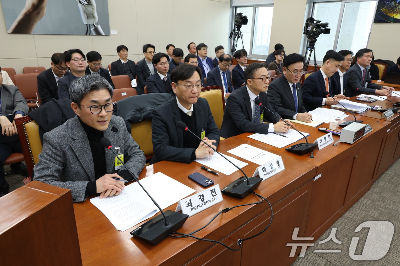 최경진 가천대학교 법학과 교수가 25일 오후 서울 여의도 국회 과학기술정보방송통신위원회 전체회의장에서 열린 인공지능(AI) 현안 공청회에서 발언하고 있다. 왼쪽부터 최 교수, 박성진 한국인터넷기업협회장, 이상학 한국통신사업자연합회 부회장, 유상임 과학기술정보방송통신부 장관, 강도현 2차관, 배경훈 LG AI연구원장, 장준영 법무법인 세종 변호사.2025.2.25/뉴스1 ⓒ News1 이광호 기자
