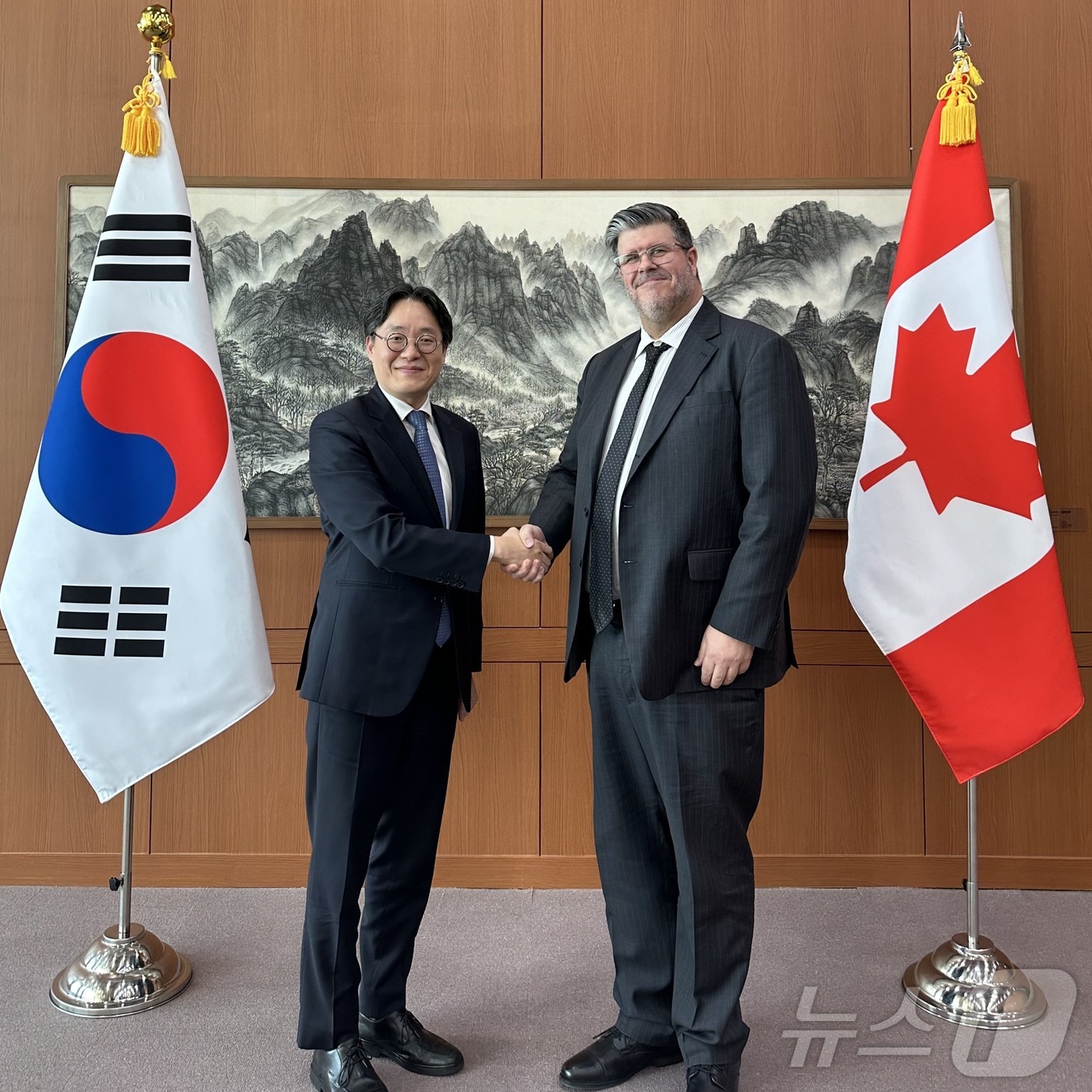 박장호 외교부 정보기획국장이 25일 방한 중인 필립 라포튠 캐나다 외교부 정보국장과 면담했다. 2025.02.25. (외교부 제공)