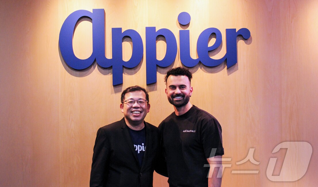 치한 위 애피어 CEO(왼쪽), 알렉상드르 르시엘 AdCreative.ai CEO가 기념사진을 촬영하고 있다. (애피어 제공)