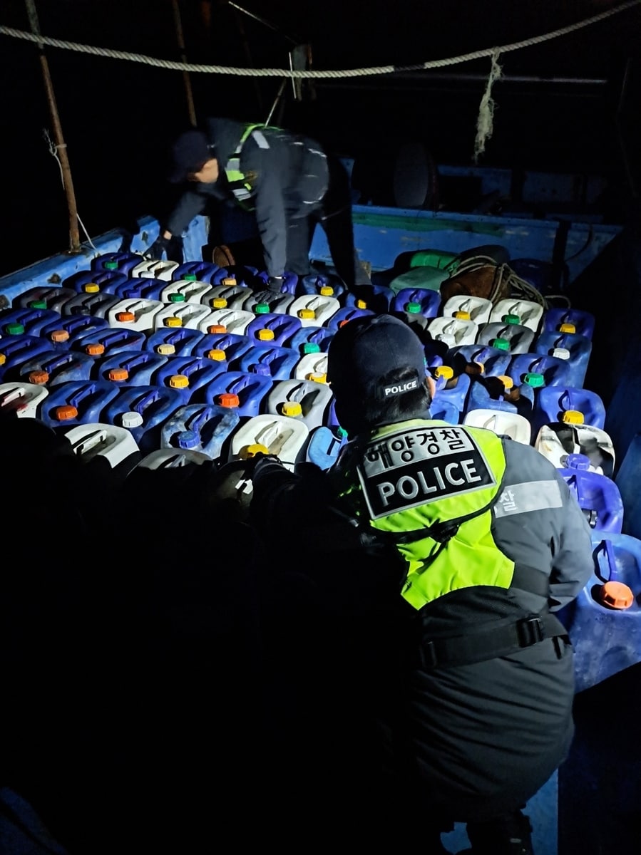  보령해경이 불법 무기산을 선적한 선박을 적발한 모습. (보령해경 제공. 재판매 및 DB금지) /뉴스1