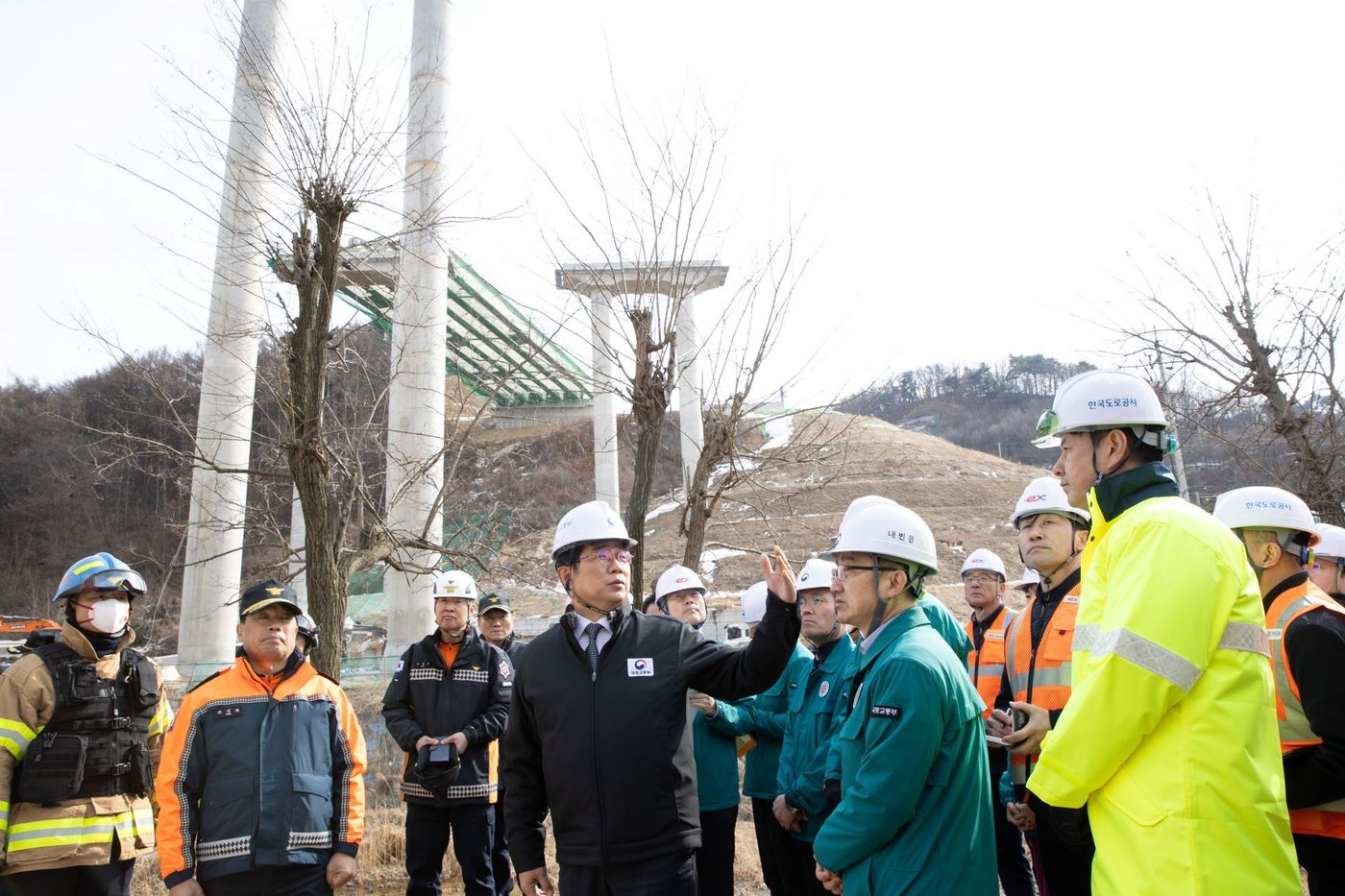 박상우 국토부장관(왼쪽에서 4번째)이 25일 오후 서울세종고속도로 사고현장을 방문하고 있다.(국토교통부 제공)