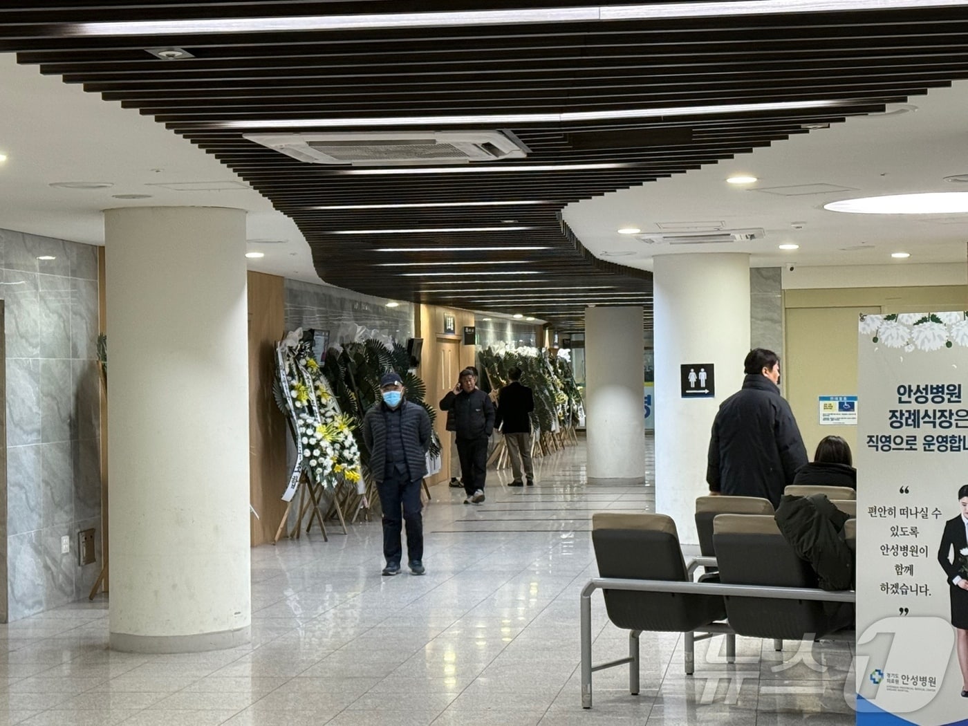 25일 오후 '서울-세종고속도로 교각 붕괴 사고' 사망자 시신 3구가 안치돼 있는 경기도의료원 안성병원 장례식장에 유족들이 드나들고 있다. 2025.2.25/뉴스1 ⓒ News1 김기현 기자