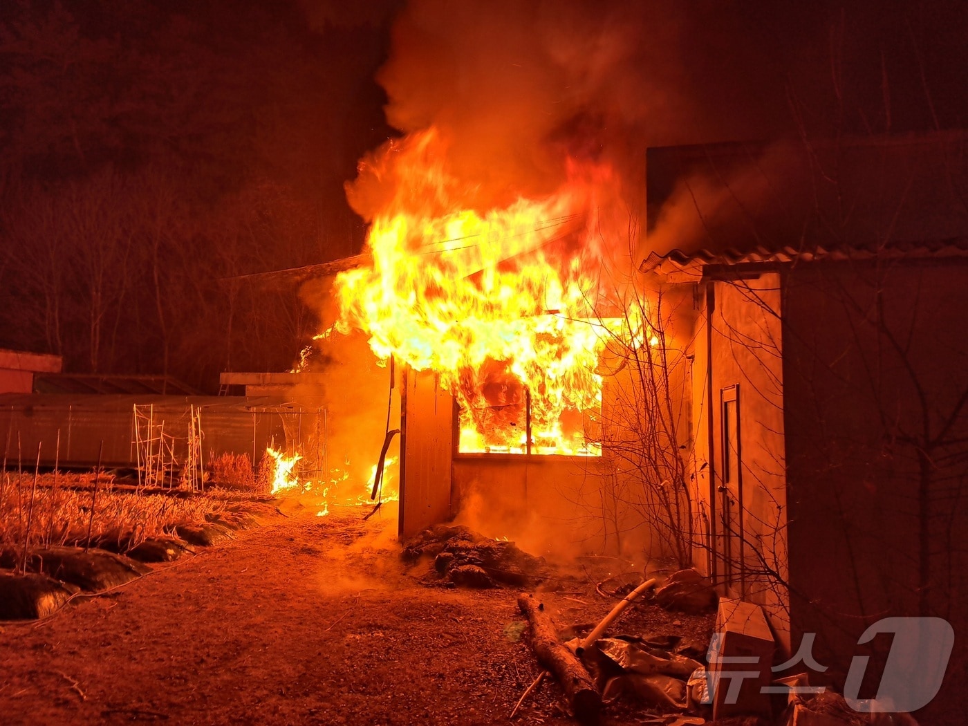 25일 오후 8시25분쯤 경북 고령군 쌍림면 송림리 한 식당에서 난 불이 인근 야산으로 옮겨 붙었다.(경북소방본부 제공. 재판매 및 DB 금지)2025.2.26/뉴스1