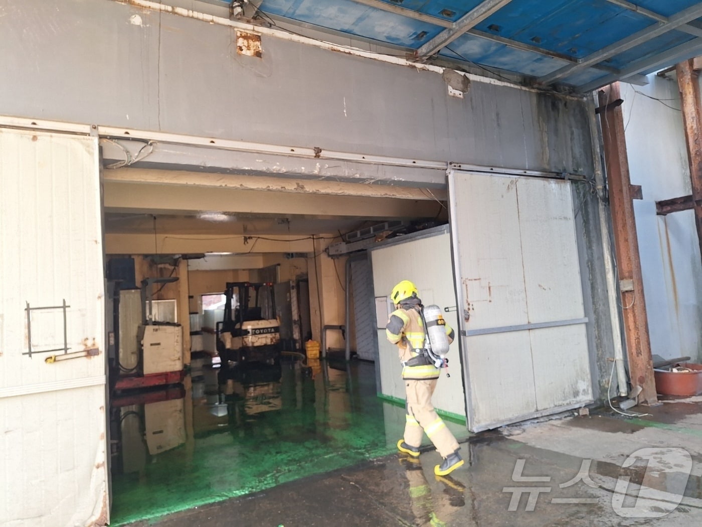 오전 7시58분 쯤 제주시 한림읍 한림리 냉동수산 가공업장에서 암모니아 가스 누출 사고가 발생해 소방당국이 누출 위치를 찾고 있다.(제주도소방안전본부 제공. 재판매 및 DB 금지)