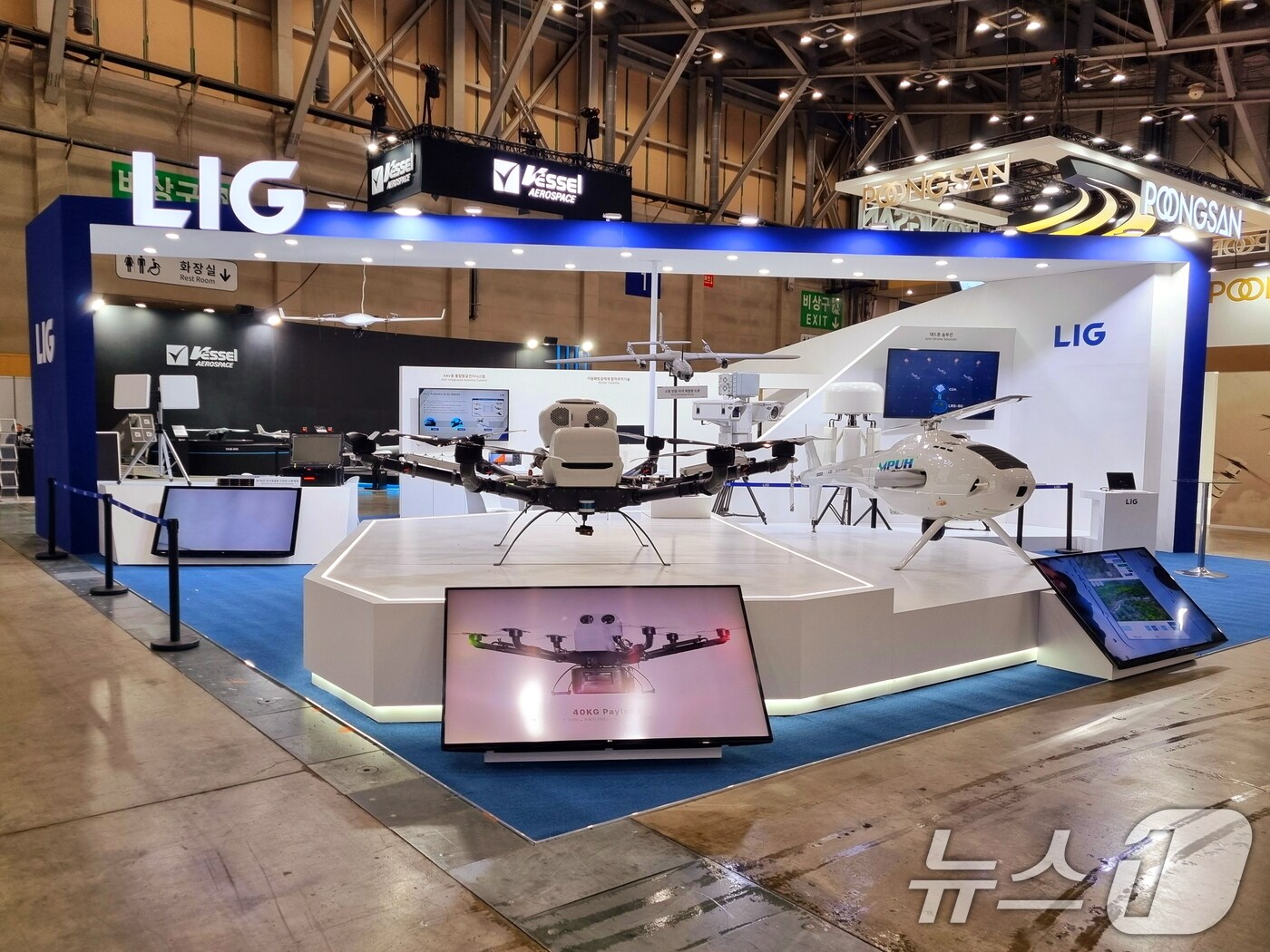LIG넥스원이 부산 벡스코에서 개최되는 &#39;드론쇼코리아&#40;DSK&#41; 2025&#39;에 참가해 미래 전장의 게임체인저로 주목받고 있는 드론의 모든 분야를 아우르는 종합 솔루션을 선보인다고 26일 밝혔다. 사진은 LIG넥스원 홍보부스. &#40;LIG넥스원 제공. 재판매 및 DB 금지&#41; 2025.2.26/뉴스1