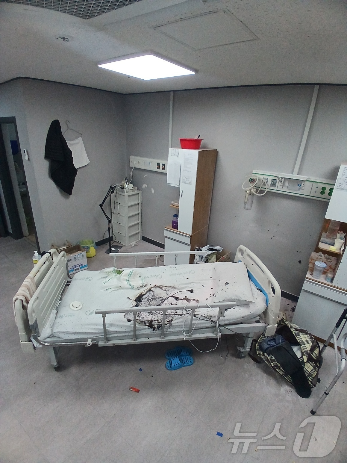 26일 오전 1시 10분쯤 인천시 미추홀구 10층짜리 요양병원에서 화재가 발생했다.(인천소방본부 제공)2025.2.26/뉴스1