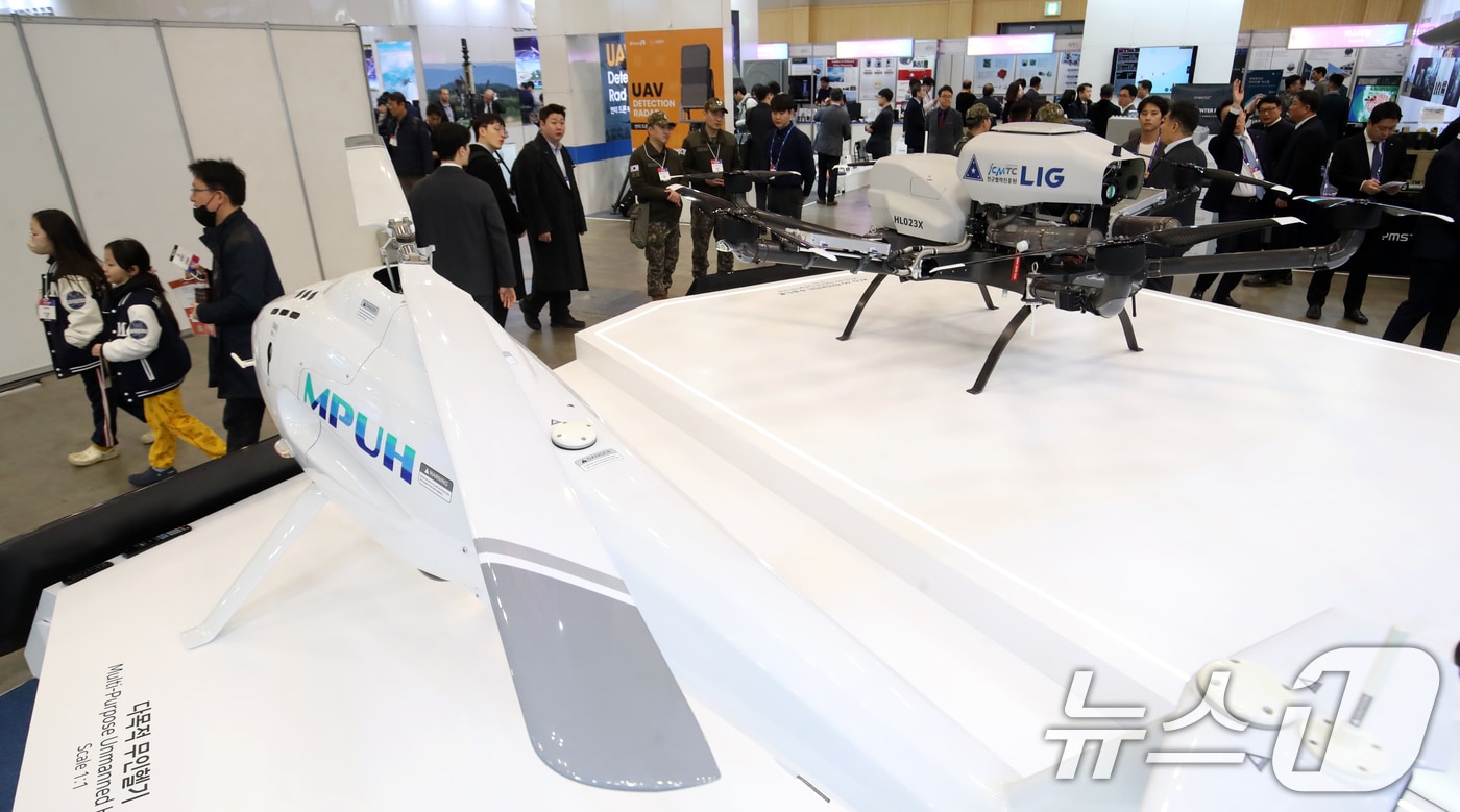부산 해운대구 벡스코 제1전시장에서 열린 'DSK 2025(드론쇼코리아)'에서 관람객들이 LIG넥스원부스에 전시된 다목적 무인헬기 등 다양한 드론을 살펴보고 있다. 2025.2.26/뉴스1 ⓒ News1 윤일지 기자
