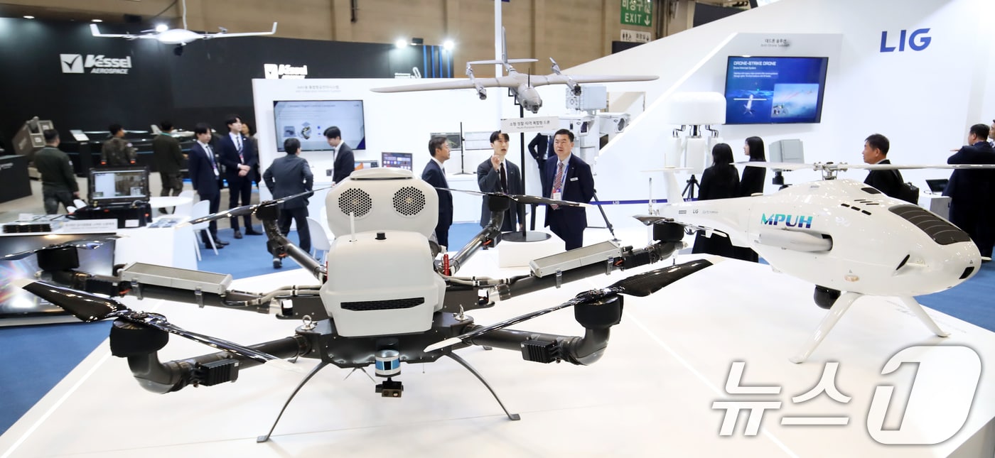 26일 부산 해운대구 벡스코 제1전시장에서 열린 'DSK 2025(드론쇼코리아)'에서 관람객들이 LIG넥스원부스에 전시된 하이브리드 수송드론 다목적 무인헬기 등 다양한 드론을 살펴보고 있다.  2025.2.26/뉴스1 ⓒ News1 윤일지 기자