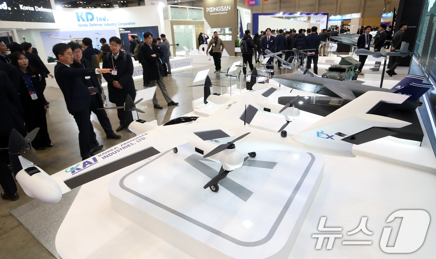 지난 2월26일 부산 해운대구 벡스코 제1전시장에서 열린 'DSK 2025(드론쇼코리아)'에서 관람객들이 한국항공우주산업(KAI) 부스에서 차기군단무인기(NCUAV) Block-II 등을 살펴보고 있다. 2025.2.26/뉴스1 ⓒ News1 윤일지 기자
