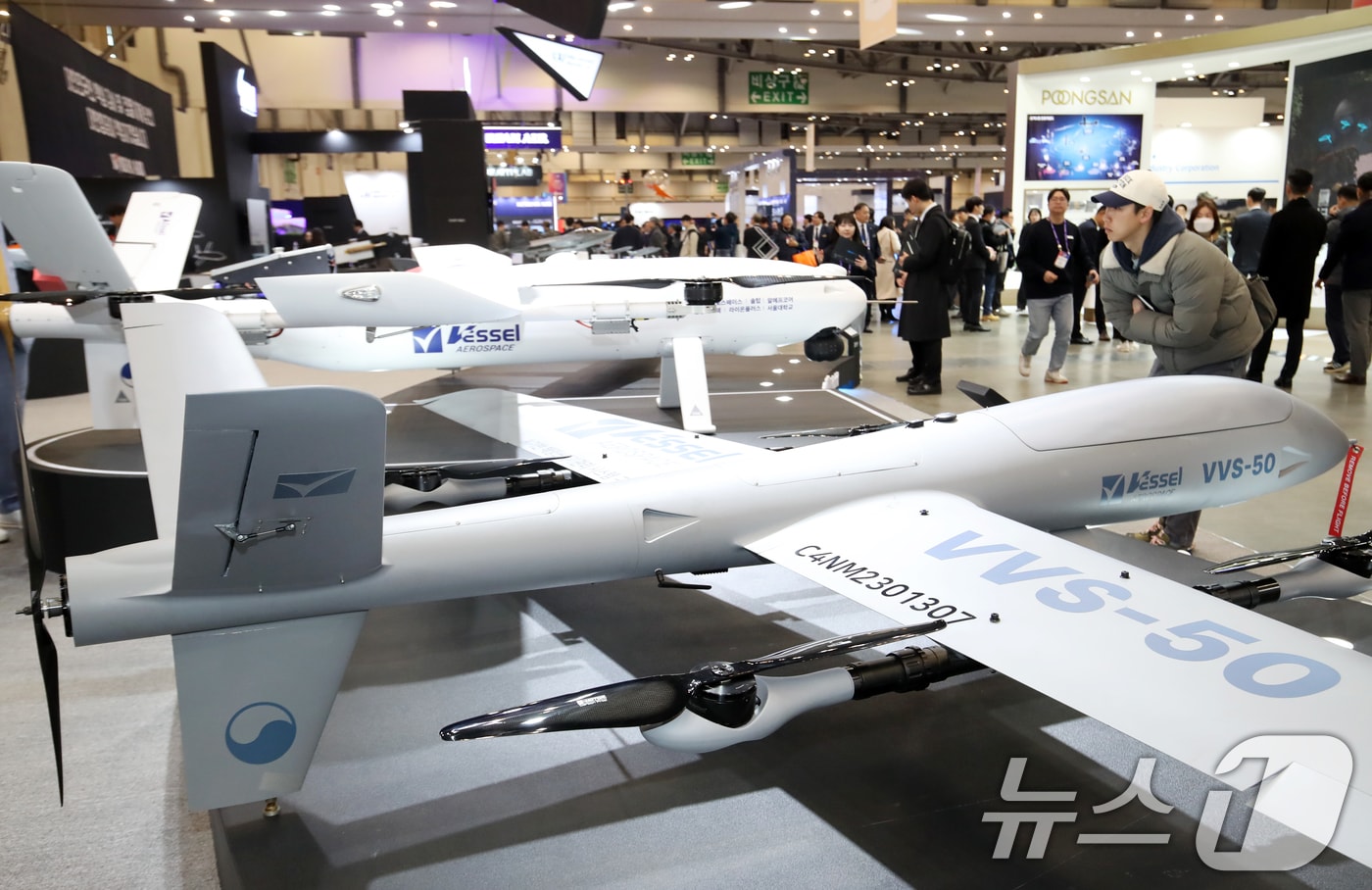 지난해 2월 26일 부산 해운대구 벡스코 제1전시장에서 열린 'DSK 2025(드론쇼코리아)'에서 관람객들이 베셀에어로스페이스 부스에 전시된 고성능 수직이착륙 무인기인 'VVS-50', 185kg급 고성능 해양임무 무인기 'MVUS' 등을 살펴보고 있다.. 2025.2.26/뉴스1 ⓒ News1 윤일지 기자
