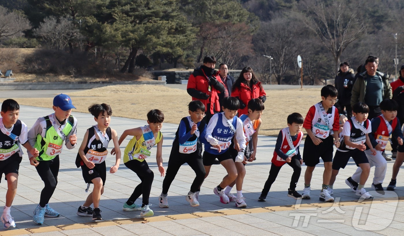 3·1절 기념 제53회 충남도지사기 시·군대항역전경주대회에서 초등부 선수들이 출발하고 있다. (계룡시체육회 제공. 재판매 및 DB금지) /뉴스1