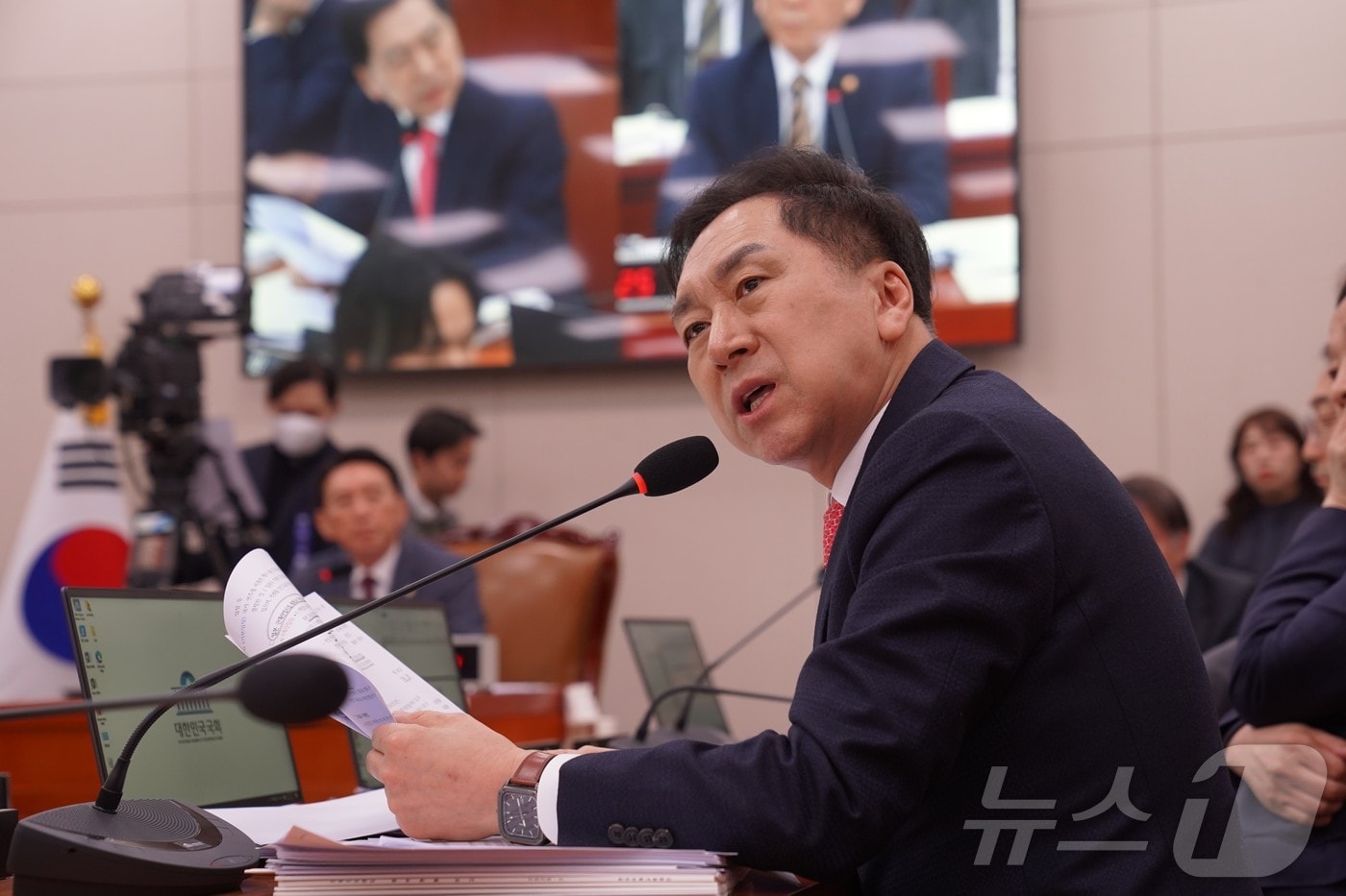 김기현 국민의힘 의원(울산 남을)이 26일 외교통일위원회 전체회의에서 조태열 외교부 장관에게 트럼프 대통령의 경주 APEC 정상회의 참석 시 울산 HD현대중공업 조선소 방문을 공식 요청했다.(김기현 의원실 제공. 재판매 및 DB 금지)/뉴스1