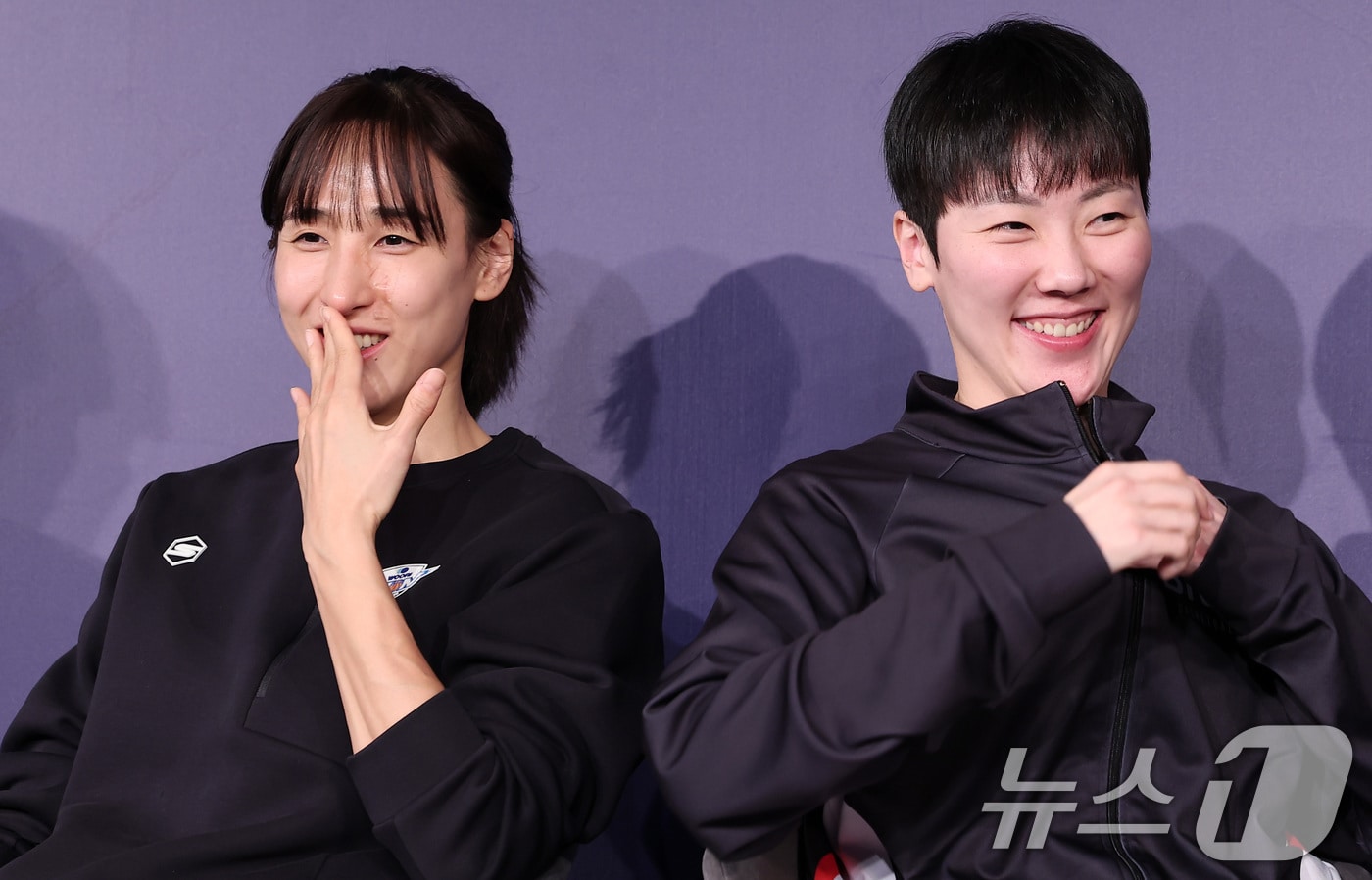 우리은행 김단비(왼쪽)와 BNK 썸 박혜진이 26일 서울 마포구 스탠포드호텔에서 열린 '하나은행 2024-2025 여자프로농구' 포스트시즌 미디어데이에서 대화하고 있다. 2025.2.26/뉴스1 ⓒ News1 김성진 기자