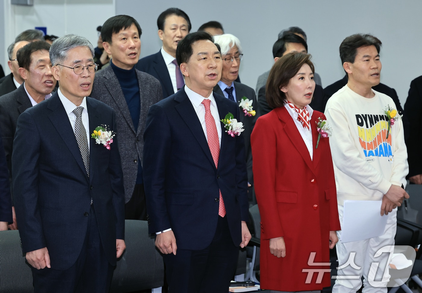 지난 2월 26일 오후 서울 중구 명동 YWCA에서 열린 신평 변호사 '시골살이 두런두런' 출판기념회에서 신 변호사(왼쪽부터)와 김기현 국민의힘 전 대표, 나경원 의원, 전한길 전 한국사 강사가 애국가를 제창하고 있다. 2025.2.26/뉴스1 ⓒ News1 박정호 기자