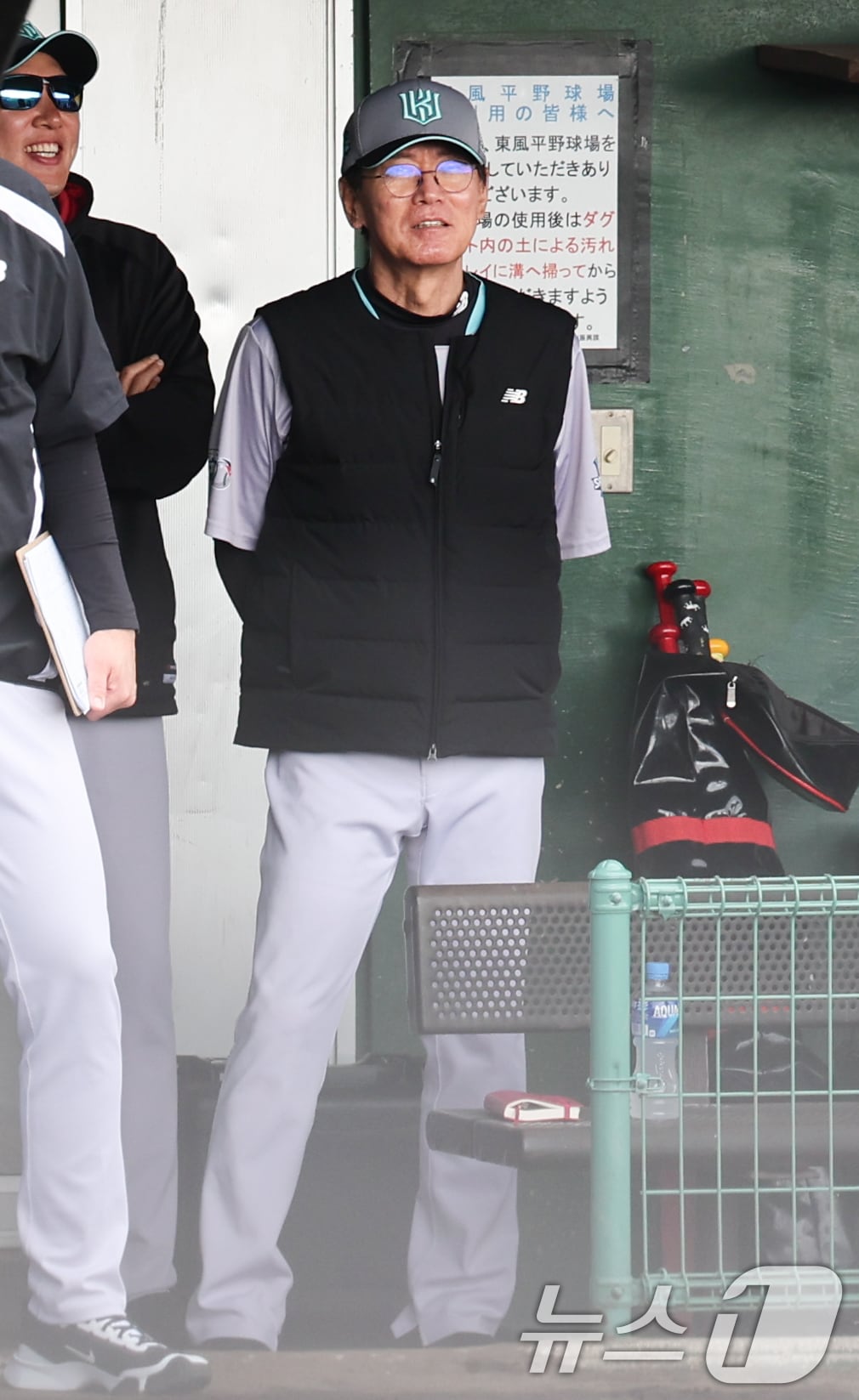 이강철 KT 감독이 26일 일본 오키나와 고친다 야구장에서 열린 KT 위즈와 한화 이글스 연습경기를 지켜보고 있다. 2025.2.26/뉴스1 ⓒ News1 허경 기자