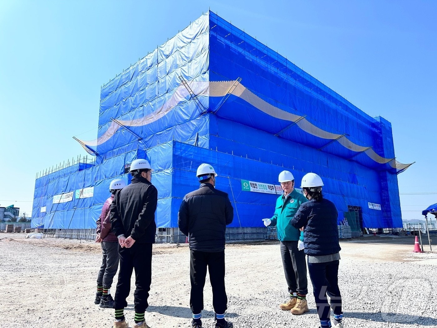 권혁재 시설사업국장(오른쪽 두번째)이 '그린바이오 벤처캠퍼스 조성사업' 현장을 찾아 해빙기 안전사고 예방을 위한 조치사항을 점검하고 있다.(조달청 제공.재판매 및 DB금지)/뉴스1