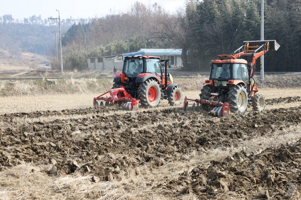 전남 고흥군은 26일 대서면 서호마을에서 왕우렁이 확산을 막기 위해 논 깊이갈이 시연회를 진행하고 있다.(고흥군 제공. 재판매 및 DB 금지)2025.2.26/뉴스1