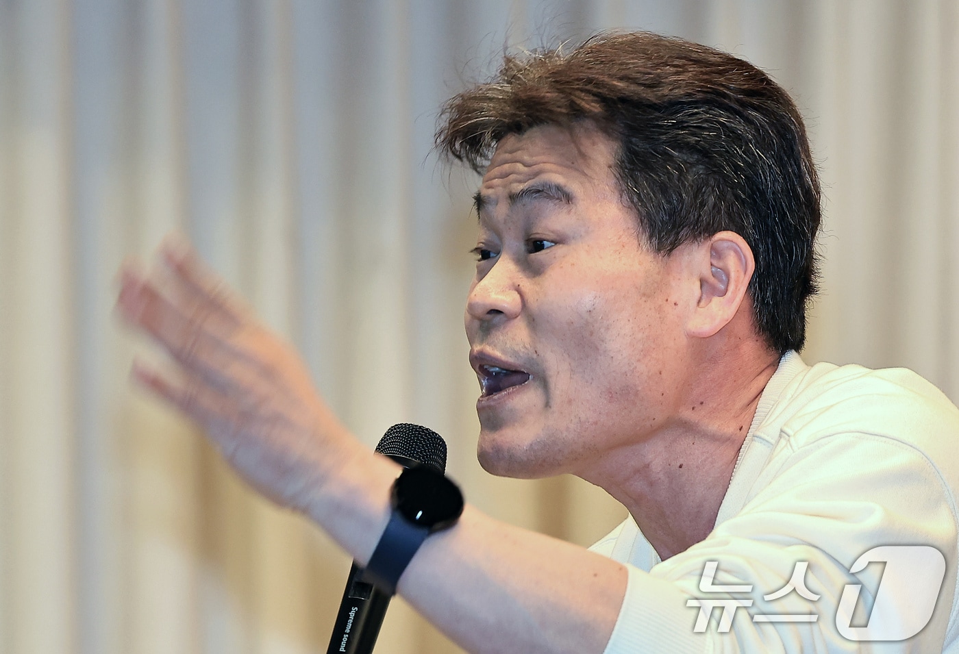 전한길 강사가 지난 2월 26일 오후 서울 중구 명동 YWCA에서 열린 신평 변호사 '시골살이 두런두런' 출판기념회에서 강연을 하고 있다. 2025.2.26/뉴스1 ⓒ News1 박정호 기자