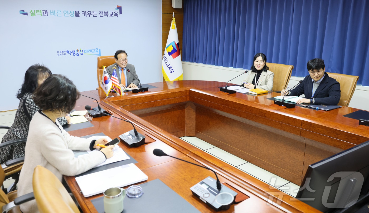 26일 서거석 전북자치도교육감이 미국 워싱턴주 시애틀 한국교육원 이용욱 원장과 온라인 영상회의를 하고 있다(도교육청 제공. 재판매 및 DB금지) 2025.2.26/뉴스1