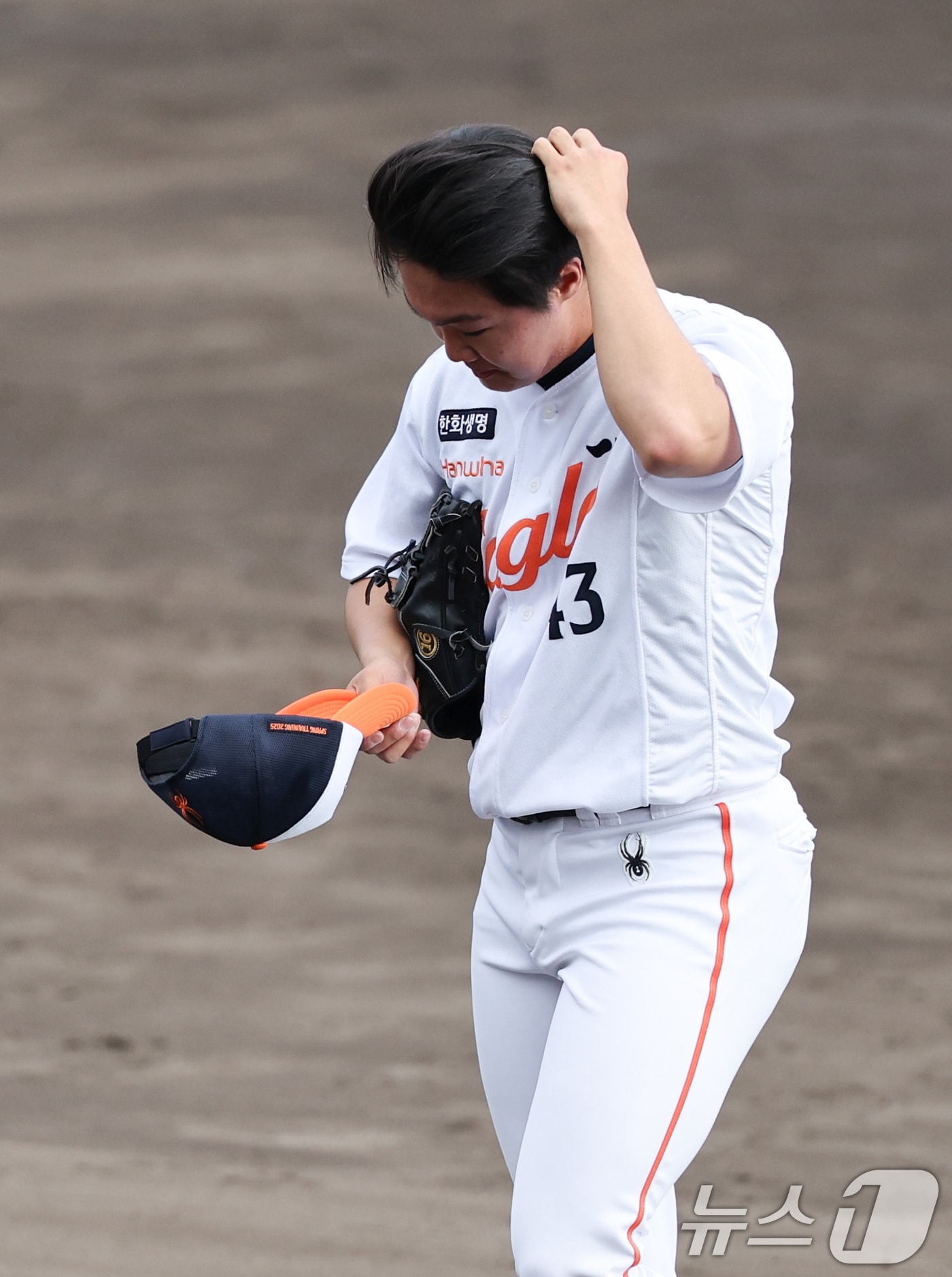 한화 정우주가 26일 일본 오키나와 고친다 야구장에서 열린 KT 위즈와 한화 이글스 연습경기에서 2실점으로 1이닝을 마친 뒤 마운드를 내려오고 있다. 2025.2.26/뉴스1 ⓒ News1 허경 기자