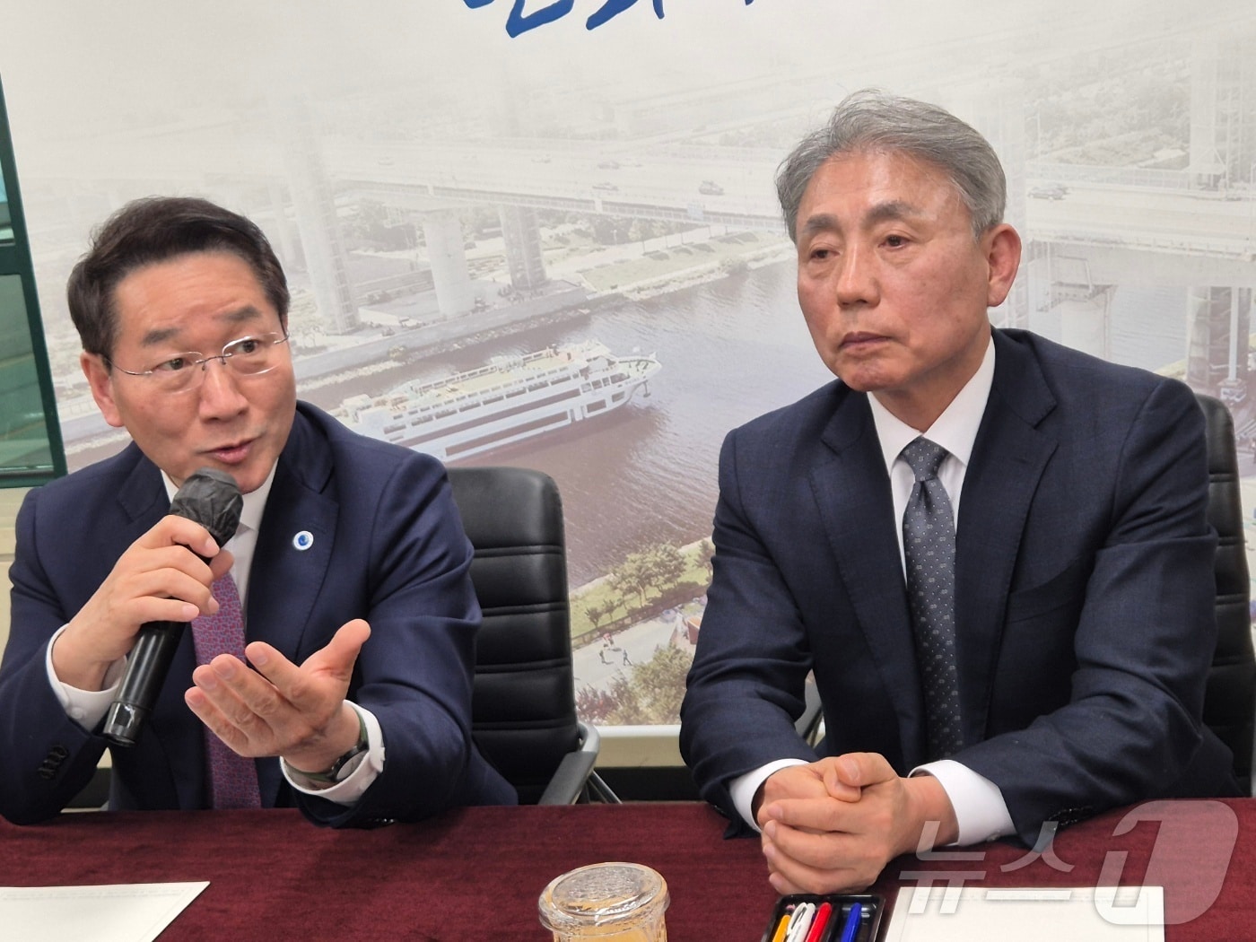 유정복 인천시장(사진 왼쪽)이 26일 인천 계양구청 기자실에서 윤환 구청장과 함께 진행한 기자 간담회에서 발언하고 있다.