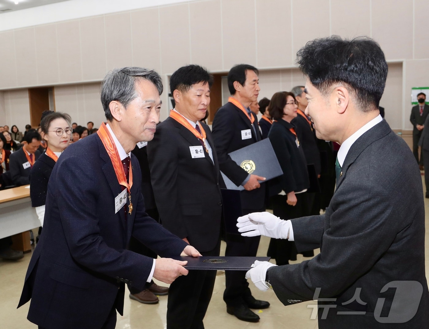 김대중 전남교육감이 퇴직교원에게 훈·포장을 전수하고 있다.(전남교육청 제공)/뉴스1