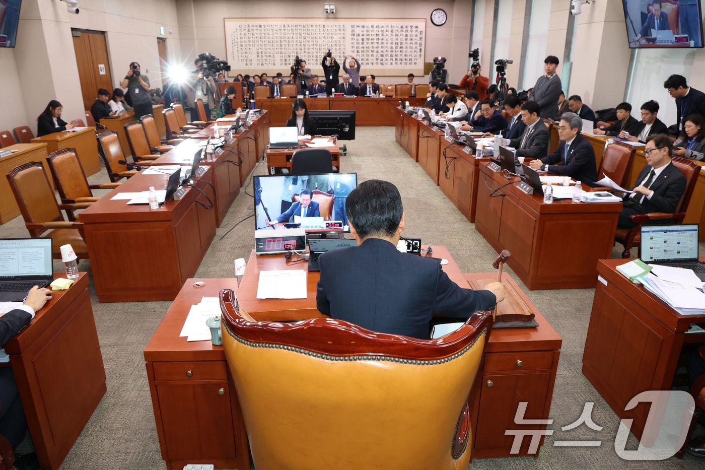 정청래 국회 법사위원장이 26일 오후 서울 여의도 국회에서 열린 법제사법위원회 전체회의에서 명태균과 관련한 불법 선거개입 및 국정농단 사건 등의 진상규명을 위한 특별검사의 임명 등에 관한 법률안을 의결하고 있다. 2025.2.26/뉴스1 ⓒ News1 이광호 기자