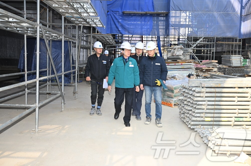 정종복 기장군수가 26일 일광교육행복타운 공사 현장을 방문해 안전 점검을 하고 있다.(기장군청 제공. 재판매 및 DB 금지)