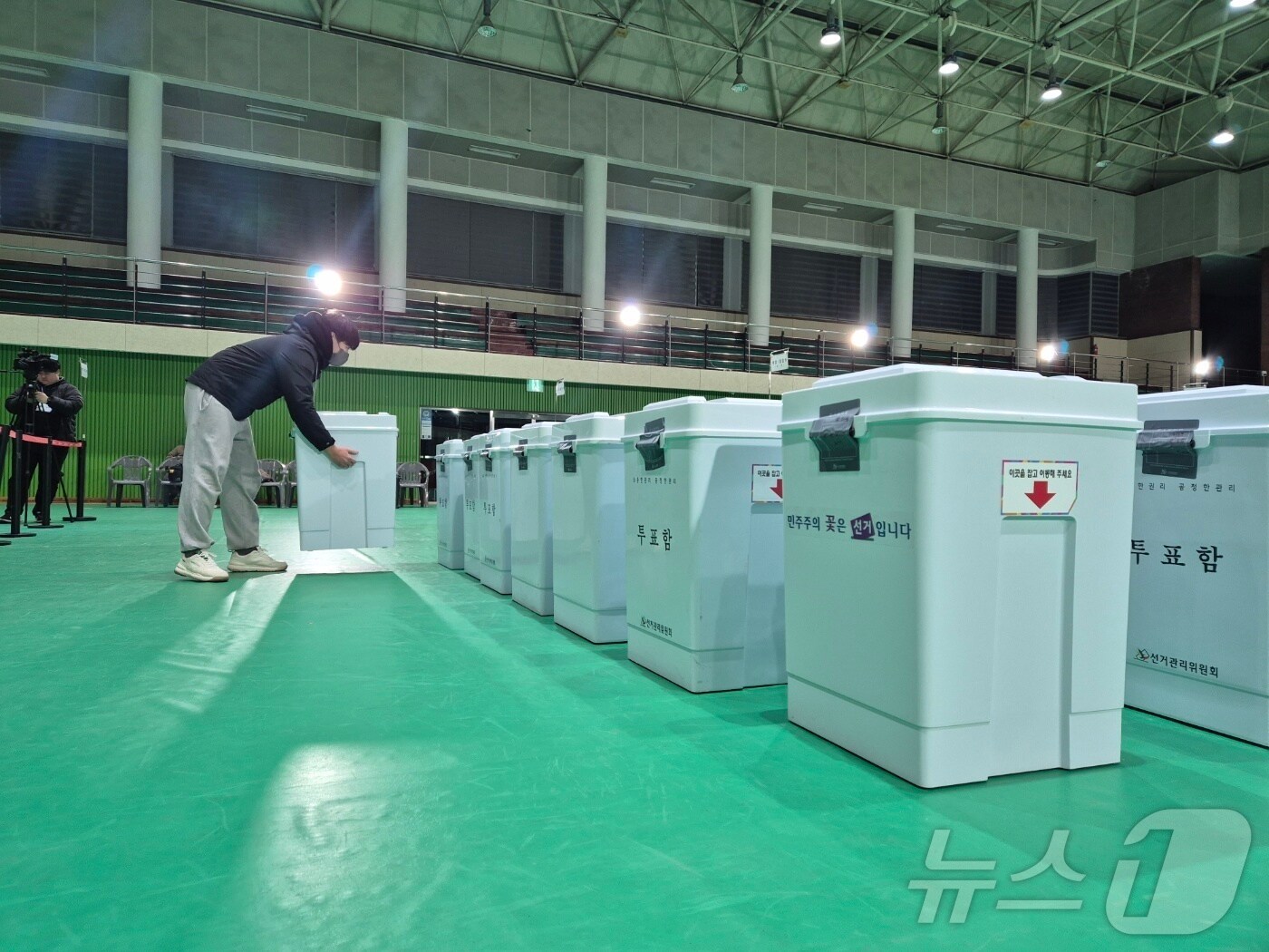 여성 민원인 상대 성비위와 뇌물수수 논란으로 추진된 김진하 강원 양양군수의 주민소환 투표일인 26일 오전 양양읍 실내체육관에 마련된 주민소환투표 개표소에 투표함이 도착해 있다. 투표가 마감된 이날 오후 8시 기준 투표율이 개표 요건인 33.3%를 넘기지 못하면서 투표함을 개함하지 않고 주민소환이 최종 무산됐다. 2025.2.26/뉴스1 ⓒ News1 윤왕근 기자