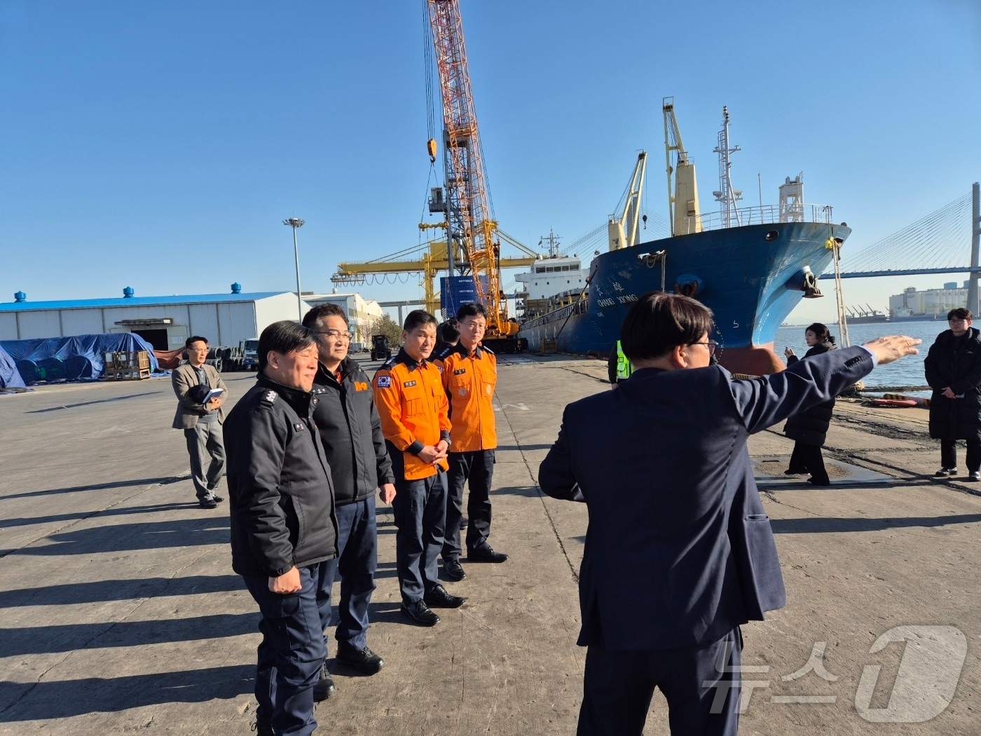 조선호 경기도소방재난본부장(왼쪽 첫 번째)과 김진학 평택소방서장, 김태연 특수대응단장, 이상권 충남 당진소방서장 등이 26일 평택시 포승읍 당진항에서 '해상·항구 재난 대응력 강화'를 위한 현장 간담회를 진행하고 있다. (경기도소방재난본부 제공. 재판매 및 DB 금지) 2025.2.26/뉴스1