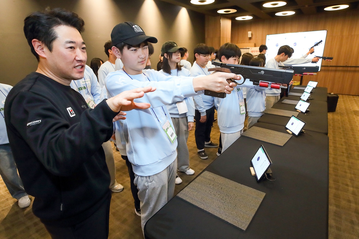 제2회 디지털 디톡스 캠프 참가자들이 KT 사격선수단 국가대표 선수와 함께 사격을 통한 ‘나에게 집중하기’를 체험하고 있다.(KT 제공)