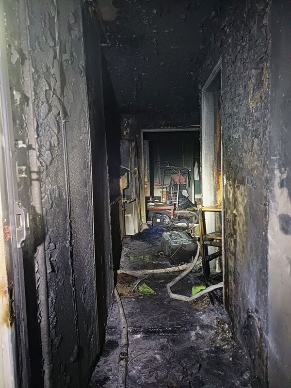 27일 오전 3시 47분께 충남 천안시 동남구 목천읍의 한 아파트에서 불이 나 내부를 모두 태우고 39분 만에 꺼졌다.(천안동남소방서 제공. 재판매 및 DB금지)/뉴스1