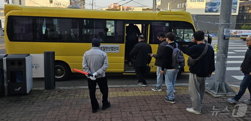 파주시가 근로자를 위해 운영중인 적성일반산업단지 무료 통근버스. (파주시 제공, 재판매 및 DB금지)