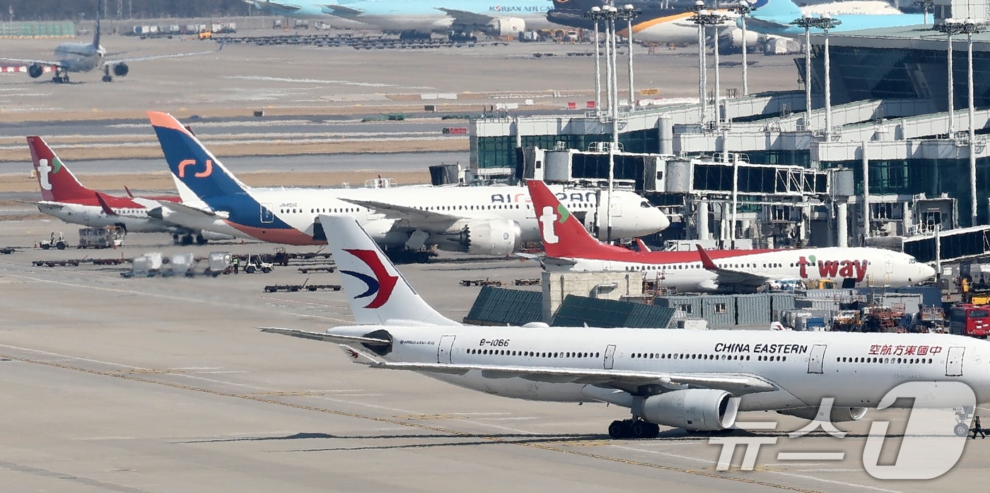  사진은 27일 인천국제공항의 티웨이 항공기. 2025.2.27 ⓒ 뉴스1 이승배 기자