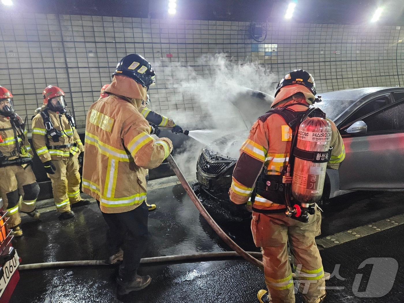 27일 오전 11시13분쯤 경남 김해시 대청동 창원터널에서 장유방향으로 달리던 승용차에 불이 났다. 사진은 화재 현장 모습(경남소방본부 제공, 재판매 및 DB 금지)