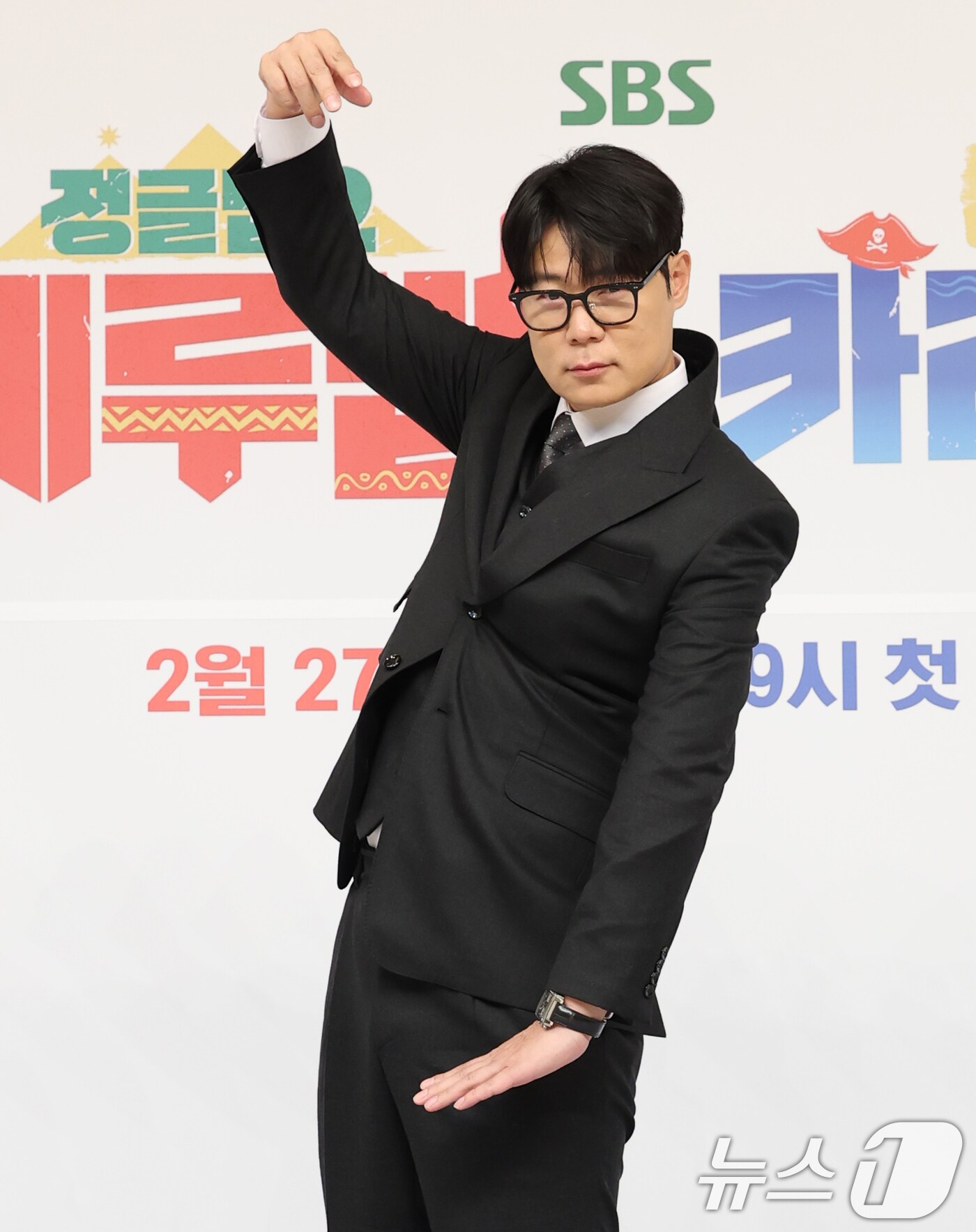 최현석 셰프가 27일 서울 양천구 목동 SBS에서 열린 예능 ‘정글밥2 - 페루밥, 카리브밥’ 제작발표회에서 포즈를 취하고 있다. ‘정글밥2 - 페루밥’은 류수영, 최현석, 김옥빈, 최다니엘이 정글 현지에서만 구할 수 있는 식재료로 현지인과 교류하며 요리해 먹는 이야기를 담은 프로그램이다. 2025.2.27/뉴스1 ⓒ News1 권현진 기자