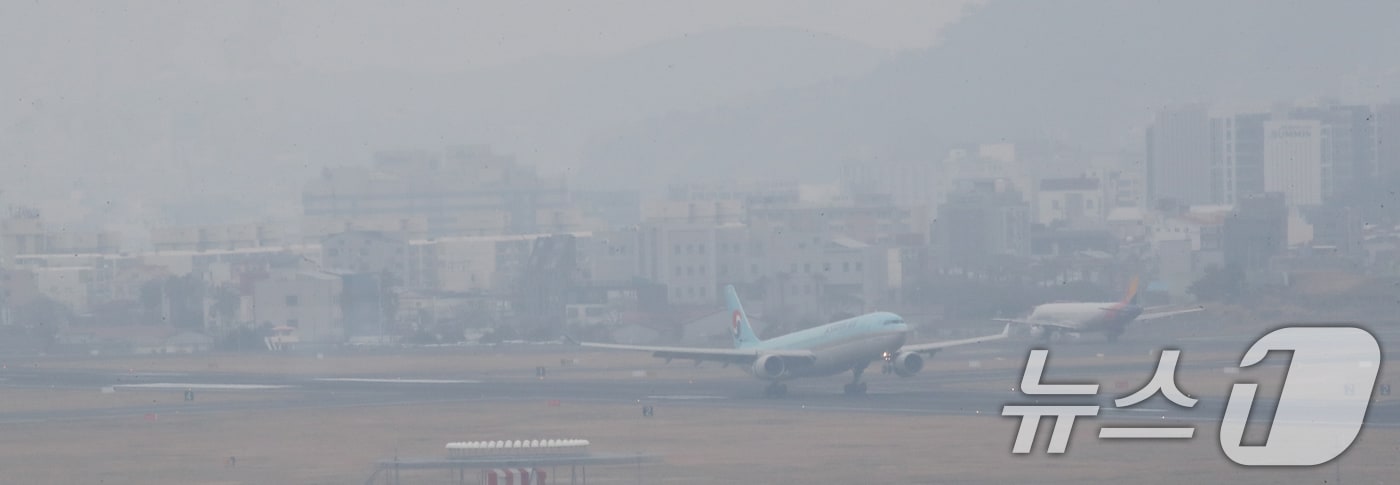 제주국제공항이 미세먼지에 가려 뿌옇게 보이고 있다. / 뉴스1