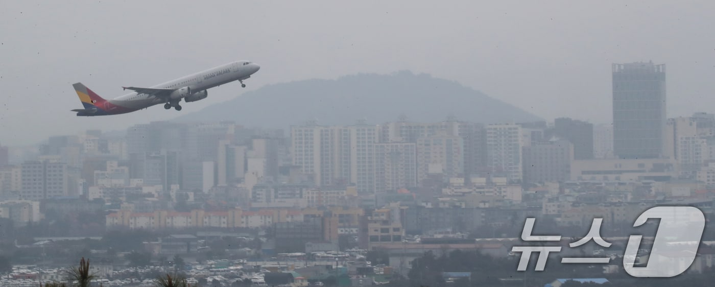 황사의 영향으로 제주 초미세먼지 농도가 &#39;나쁨&#39; 수준을 보이고 있는 27일 오후 제주국제공항에서 항공기가 이륙하고 있다. 2025.2.27/뉴스1 ⓒ News1 오현지 기자