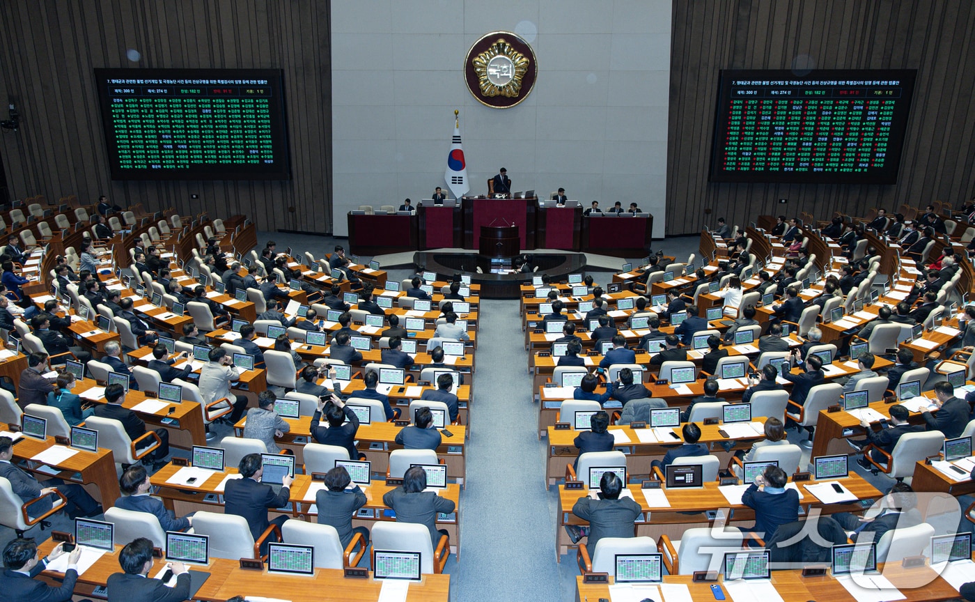27일 오후 서울 여의도 국회에서 열린 제422회 국회(임시회) 제7차 본회의에서 명태균과&ensp;관련한&ensp;불법&ensp;선거개입&ensp;및&ensp;국정농단&ensp;사건&ensp;등의&ensp;진상규명을&ensp;위한&ensp;특별검사의&ensp;임명&ensp;등에&ensp;관한&ensp;법률안이 가결되고 있다. 2025.2.27/뉴스1 ⓒ News1 이재명 기자